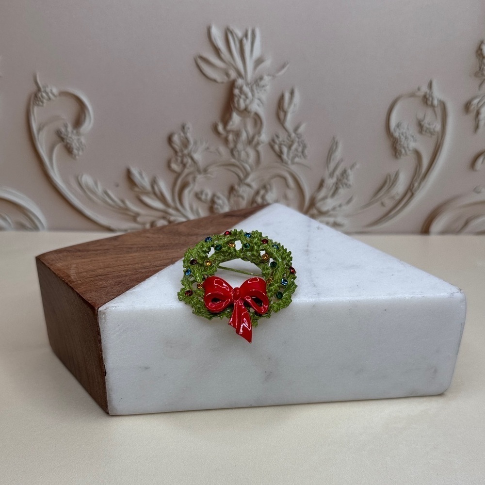 Vintage Christmas Wreath Brooch Green & Red Paint Multicolored Rhinestones #1